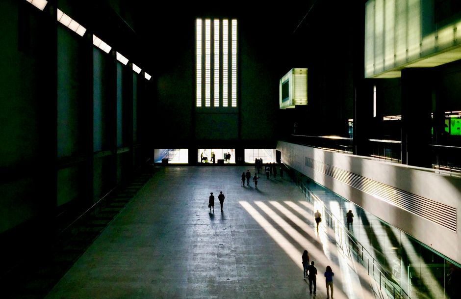 Menschen im Eingang der Tate Modern in London
