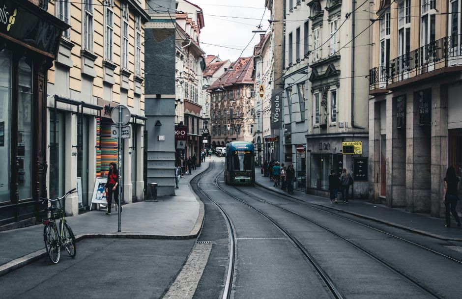 Eine Straßenbahn, die durch eine kulturell belebte Innenstadt führt